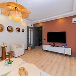 Sleek And Central Apartment In Muratpasa