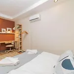 Sleek And Central Apartment In Muratpasa